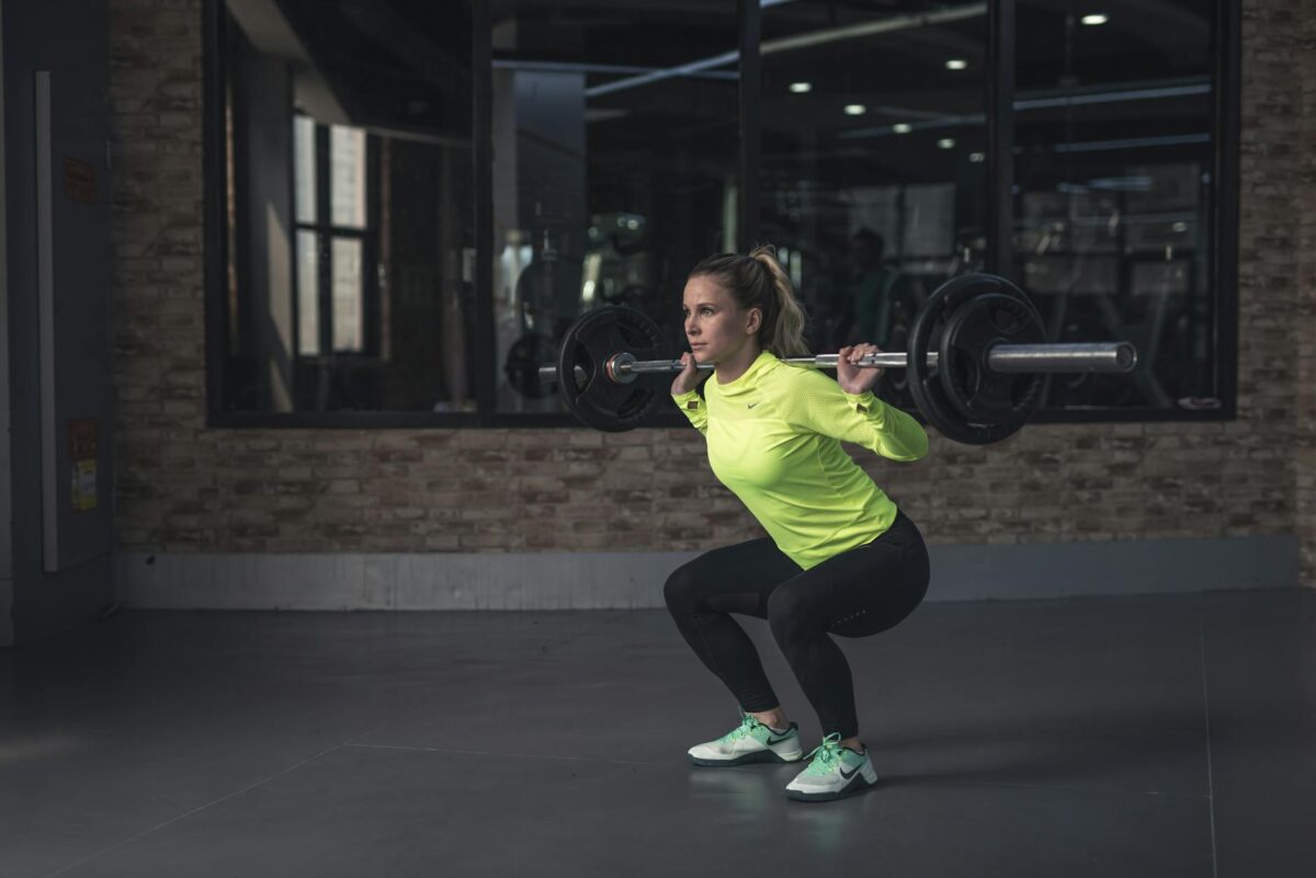 woman lifting barbell