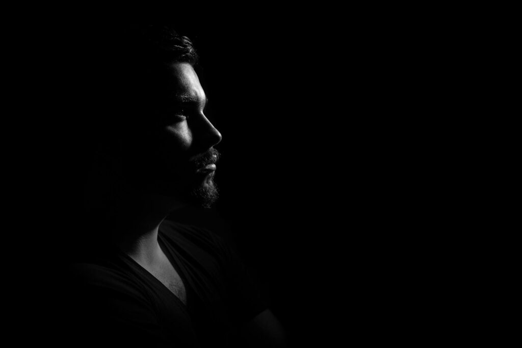 Yengeç Erkeği Karakteristik Özellikleri, Elementi ve Değerli Taşları (21 Haziran – 22 Temmuz) grayscale photo of man in black v neck shirt with black background