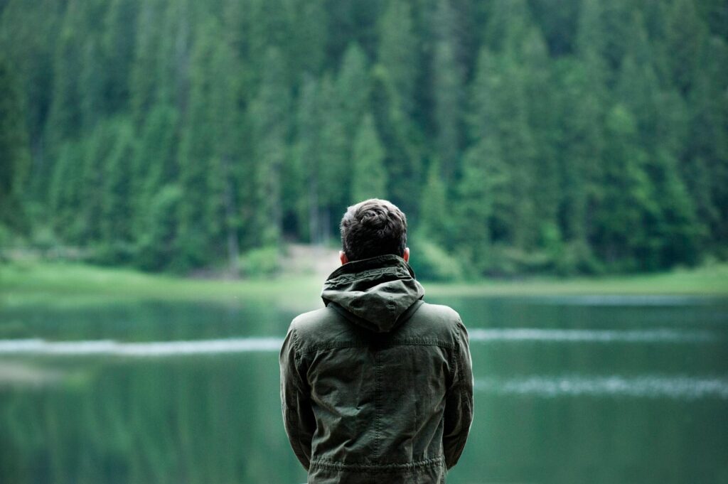 Boğa Erkeği Karakteristik Özellikleri, Elementi ve Değerli Taşları (20 Nisan – 20 Mayıs) photo of man wearing hooded jacket in front of body of water