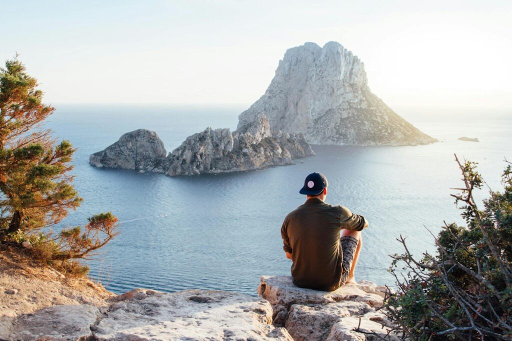 İkizler Erkeği Karakteristik Özellikleri, Elementi ve Değerli Taşları (21 Mayıs – 20 Haziran) rear view of man sitting on rock by sea