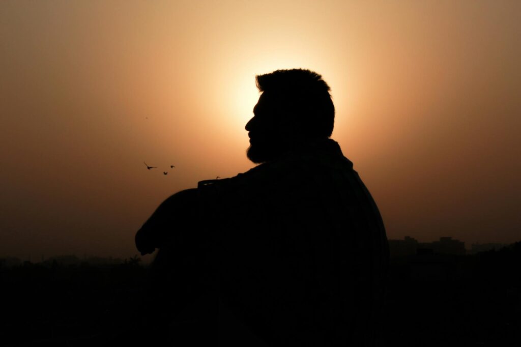 Akrep Erkeği Karakteristik Özellikleri, Elementi ve Değerli Taşları (23 Ekim – 21 Kasım) silhouette photo of man